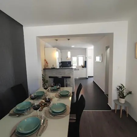 Apartman Petra 1 *